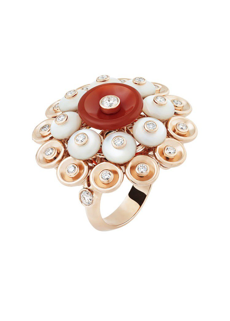 全新珠寶系列Bouton d’or戒指，玫瑰金、鑽石、 紅玉髓、珍珠母貝。圖／梵克雅寶提供