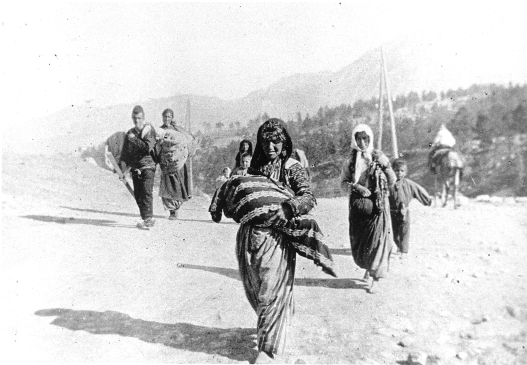 一名亞美尼亞裔的婦女，正被遣送往「遣返營」的路上。1915年，一名被派駐土耳其的...