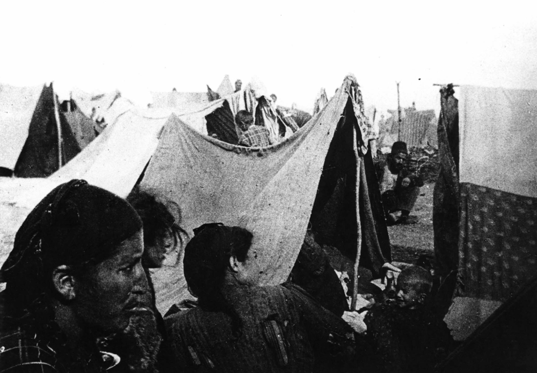 Wegner的照片，記錄了被土耳其驅逐近敘利亞沙漠集中營的亞美尼亞人。 圖／路透...