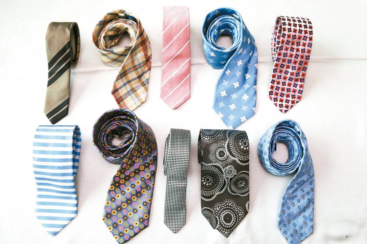 劉家豪的領帶收藏，他偏好自然風色系、材質的領帶，讓人感覺沒有壓力。 圖／袁青提供、記者楊萬雲、徐兆玄攝影