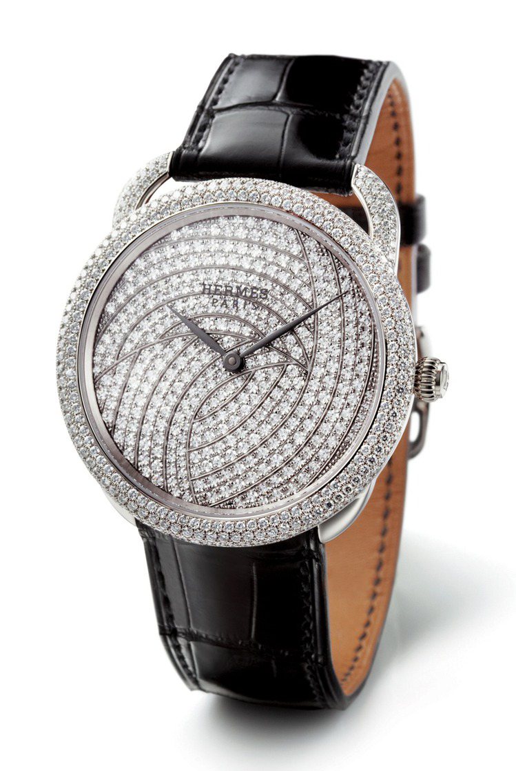 Arceau Galaxy 訂製珠寶表， H1928 自動上鍊機芯，750 白金表殼，價格店洽。圖／愛馬仕提供