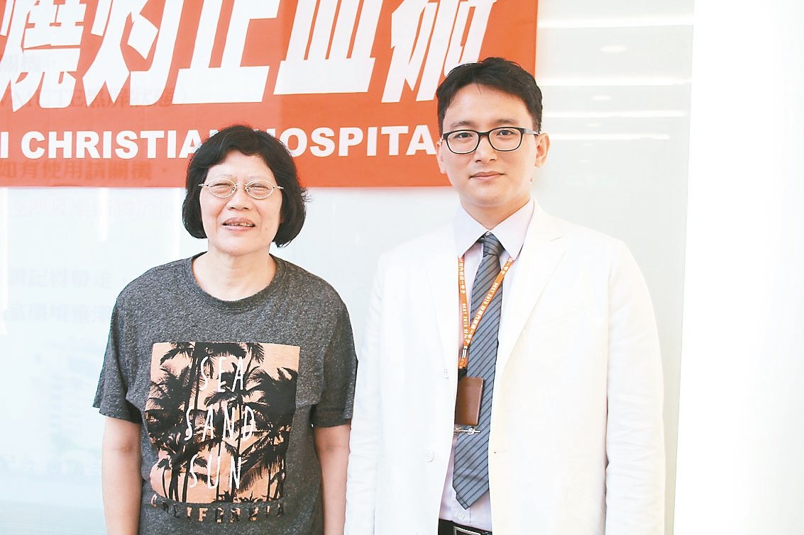 朱女士（左）感謝嘉基胃腸肝膽科主治醫師周莒光解決她的困擾。