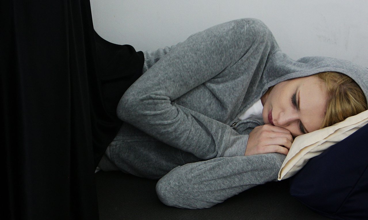 改變睡姿對背部可減少壓力。<br />（Getty Images）許振輝