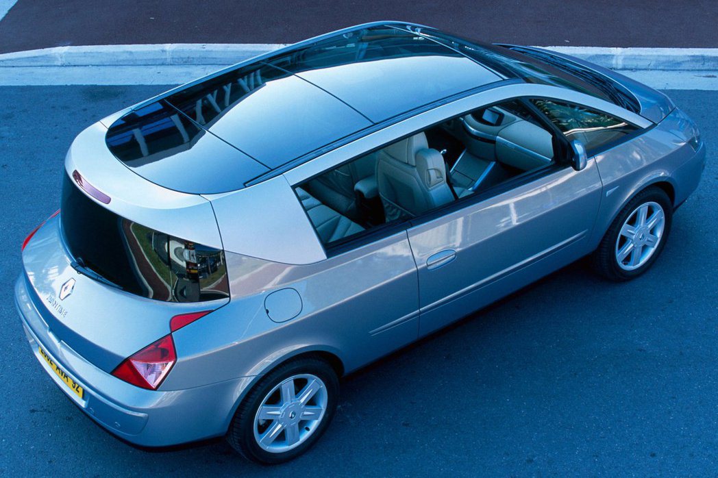 2002年由Renault所推出的Avantime跨界車型，過於講究設計而缺少實...
