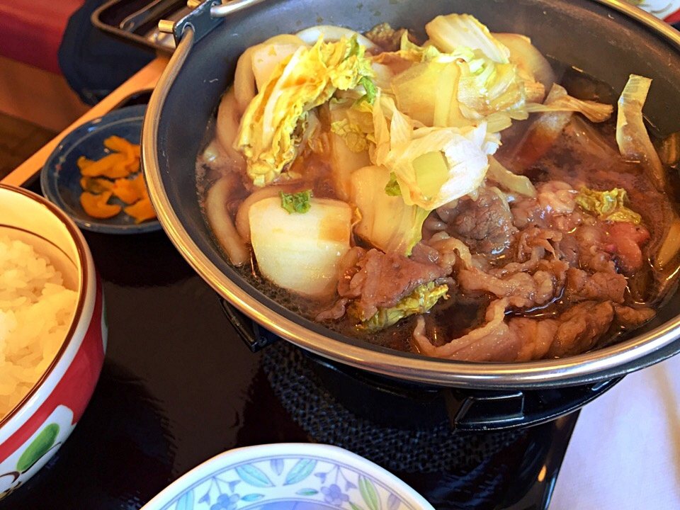 揭穿Sukiya經營神話的「名料理」——牛肉壽喜鍋定食（牛すき鍋定食）。 圖／F...
