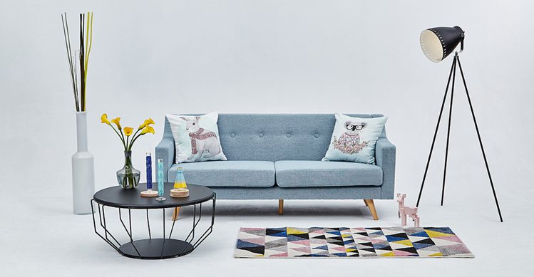 有如60年代經典款式的依蕾那三人沙發，復古的外型配上現代時尚的極簡設計，讓人沉浸在繽紛的復古狂想之中。圖／AJ2愛家概念提供