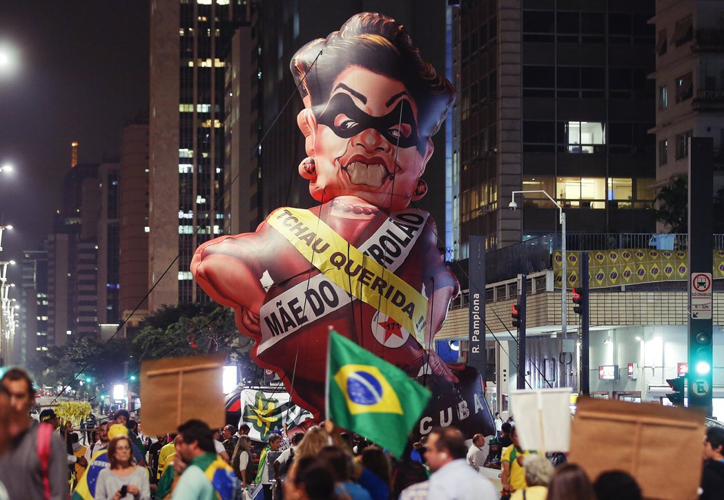 聖保羅街頭的彈劾派示威者，高舉著標語「別了，親愛的！」、「石油太后」 圖／美聯社
