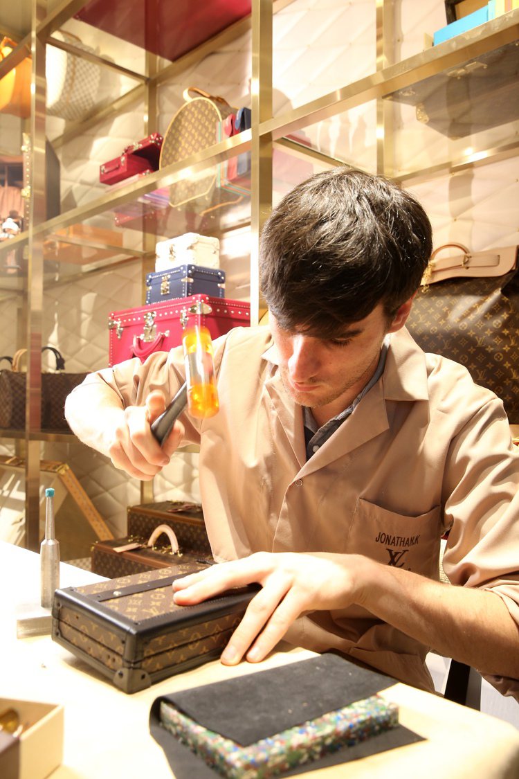 法國Asnieres工坊工匠親自示範Petite Malle硬箱手袋製作。記者陳...
