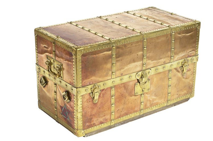 LV台北晶華店的設計靈感源自這只1903年的折疊睡床式金屬行李箱，其也成為鎮店之...