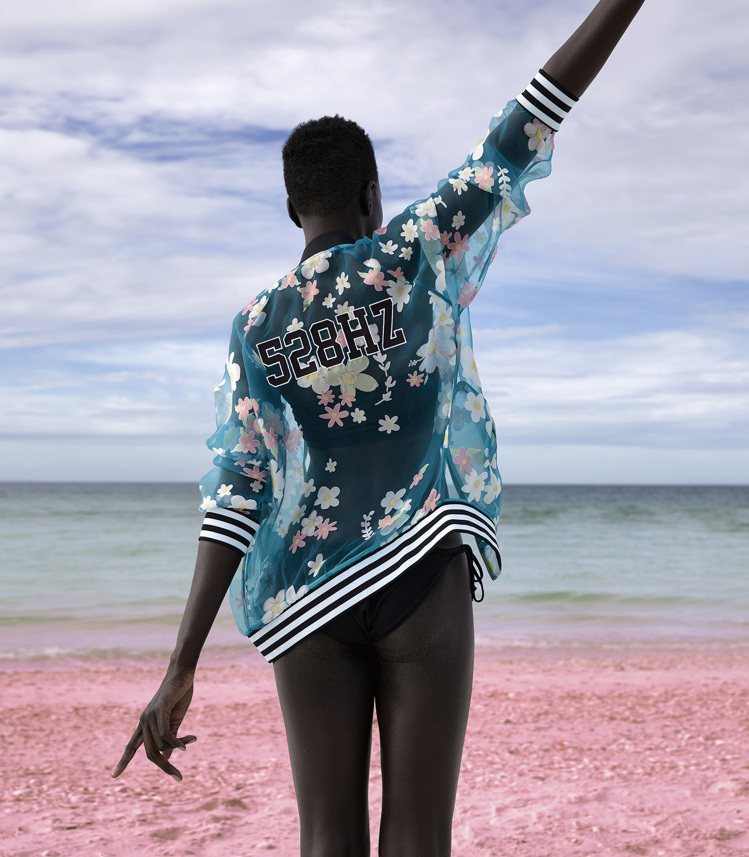 adidas Originals與菲董合作的聯名新裝「粉紅沙灘」系列。圖／adi...
