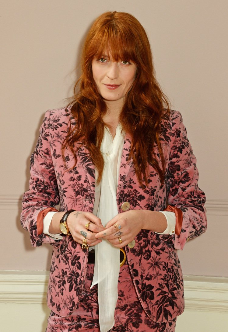 音樂人Florence Welch擔任Gucci腕表及珠寶大使，出席活動時配戴了...