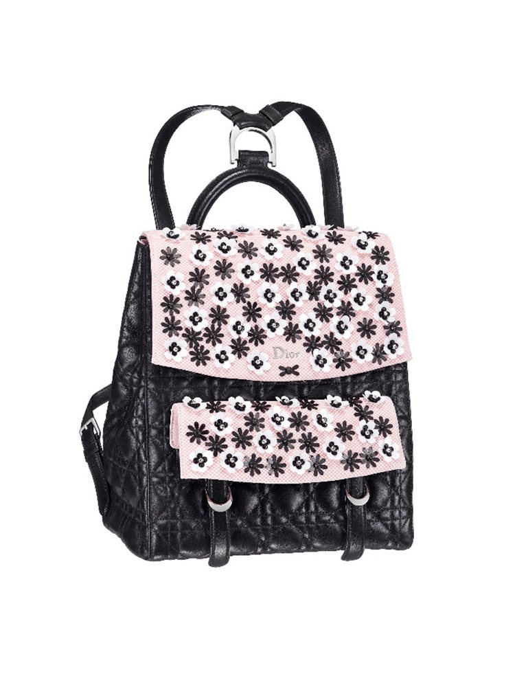Stardust黑色籐格紋粉紅色手工刺繡後背包，小型81,000元、中型100,000元。圖／Dior提供