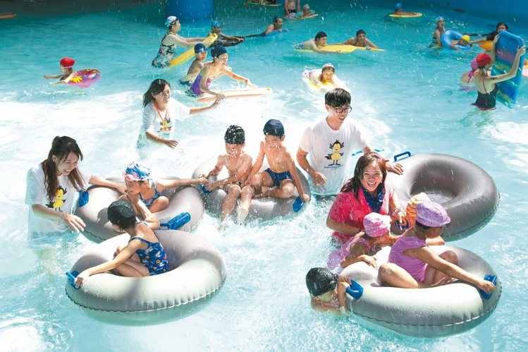 墾丁福華水樂園，是第一座飯店內的戲水樂園。 圖／業者提供
