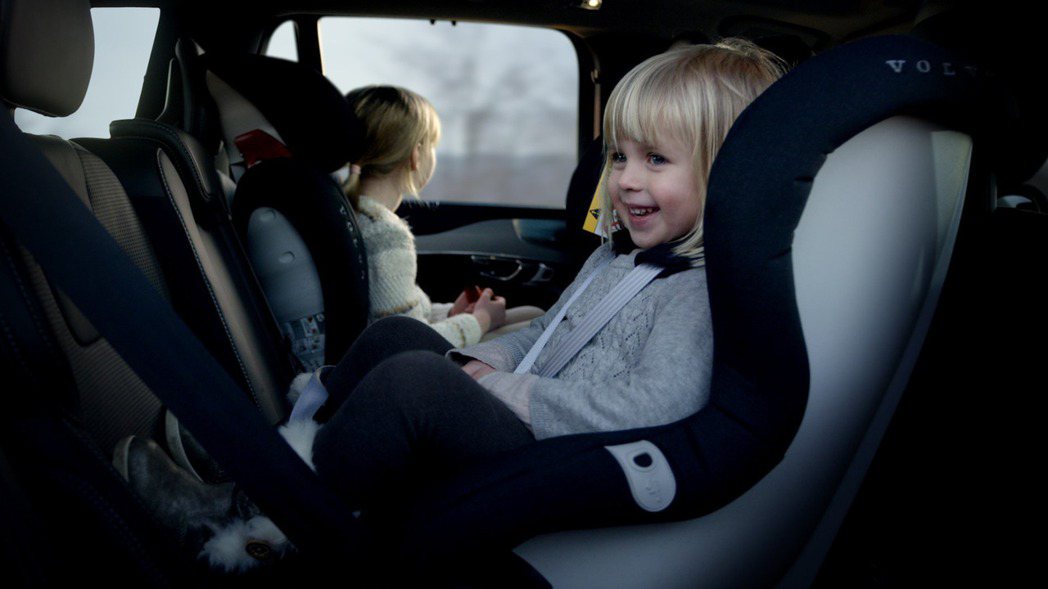 選擇合適的安全座椅，才能確保寶寶的行車安全。 摘自Volvo