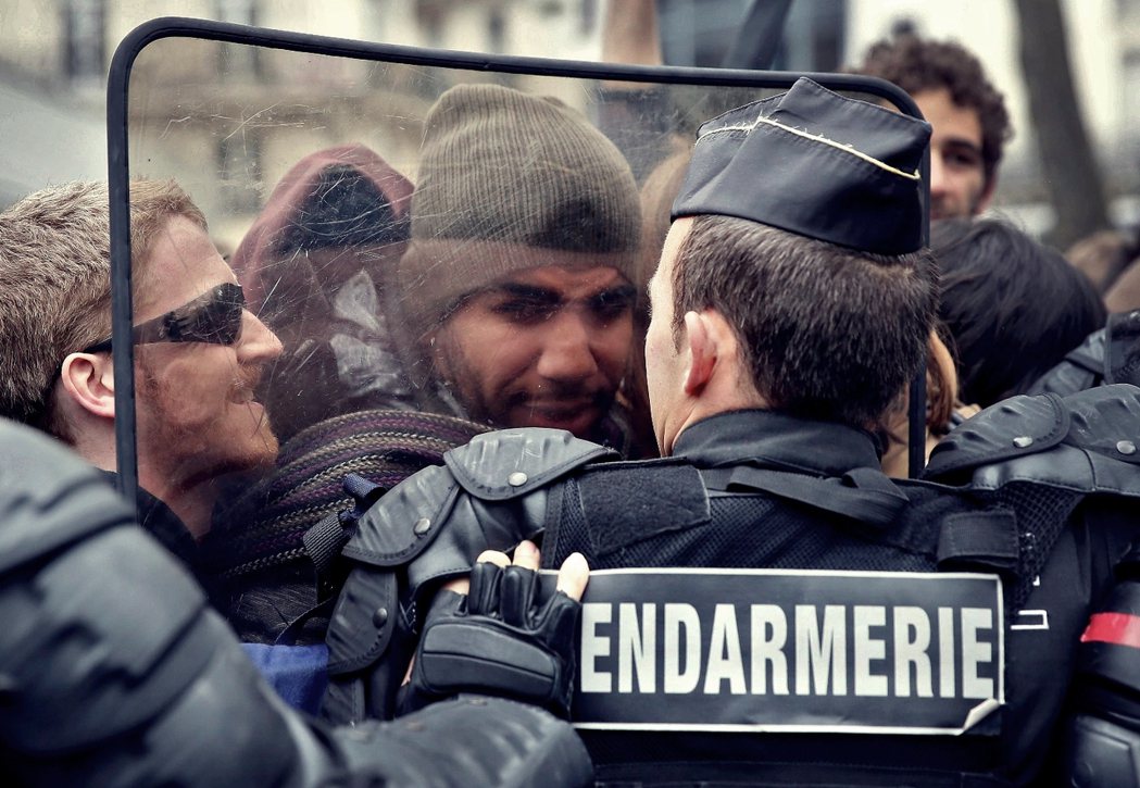 5月19日：抗爭下的精神極限？法國警察上街「反仇警暴力」 圖／路透社