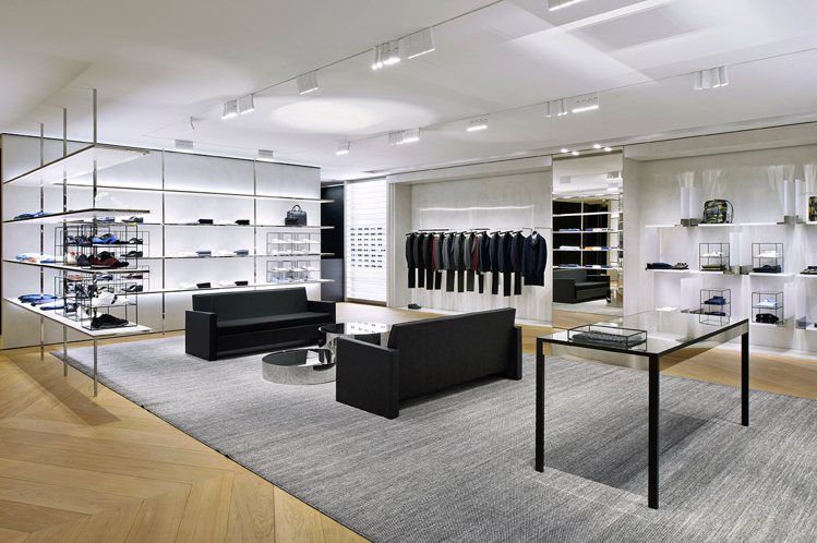 全新的Dior Homme微風信義概念店，以招牌的黑色為整體店面的顏色主調。圖／Dior提供