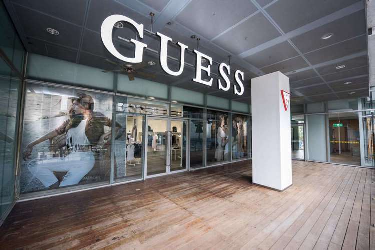 位於台中老虎城購物中心的全新GUESS專賣店。圖／GUESS提供