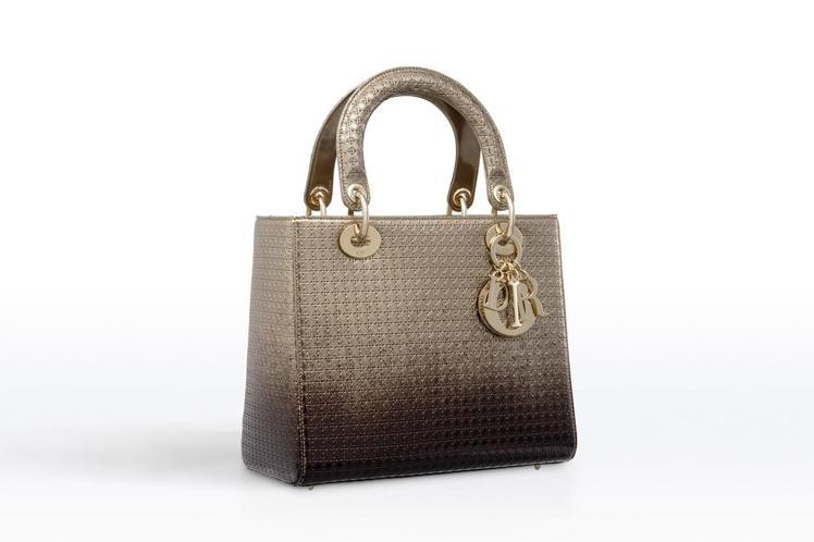 Lady Dior 金色與烏檀色漸層金屬光澤小牛皮中型款提包，14萬8,000元。圖Dior提供