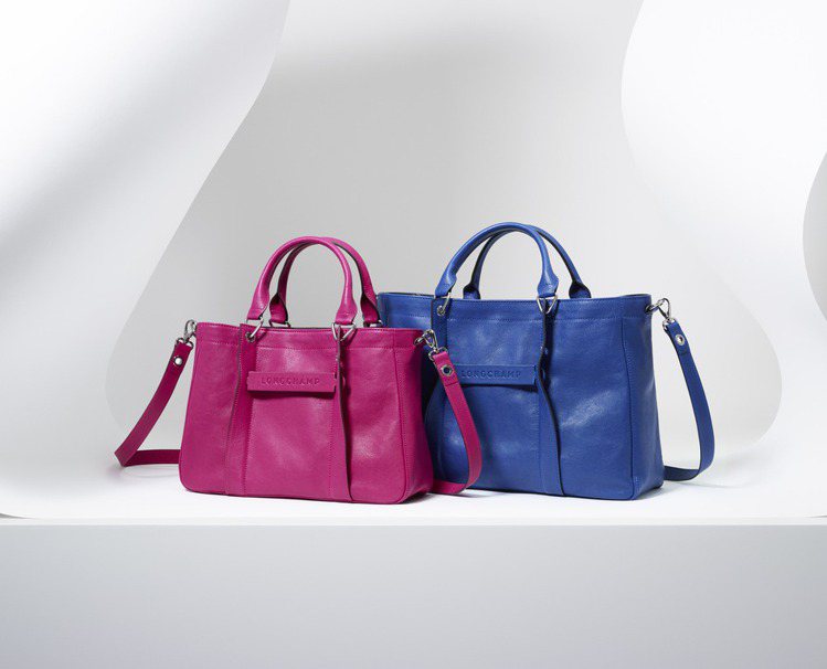 Longchamp的3D系列包款，烙印品牌 LOGO的立體抽帶設計。圖／Longchamp提供