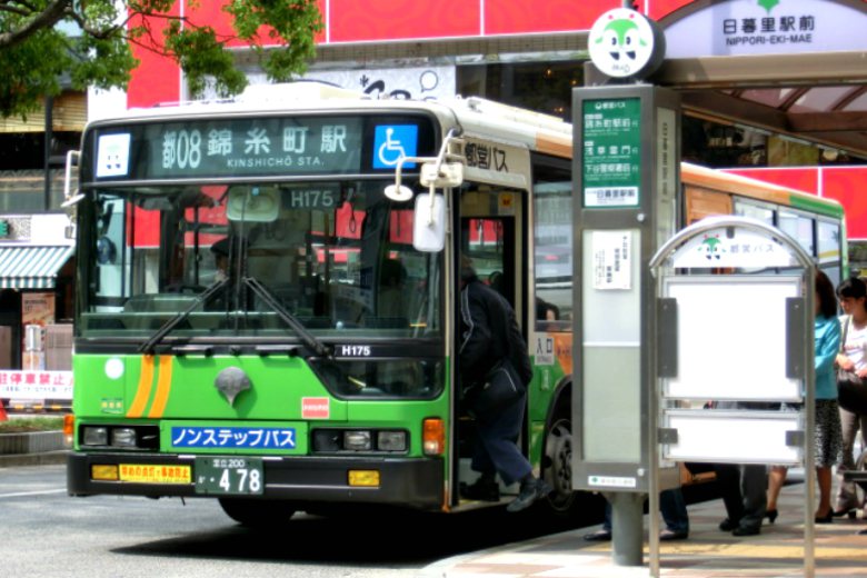 在東京都心運行的大部分公車，乘客一律從前門上車，從後門下車。 圖／東京スカイツリー 直行バス