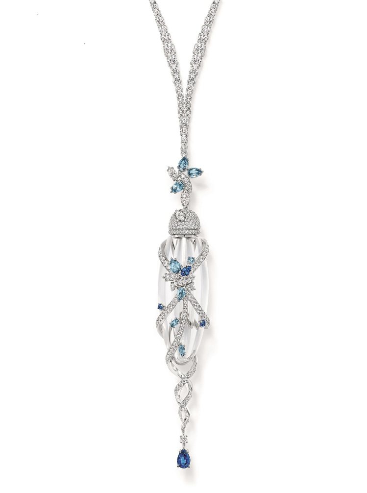 綺隱Secret Cluster系列香水瓶彩色寶石鑽石項鍊，由452顆鑽石搭配12顆藍寶石與海水藍寶。圖╱海瑞溫斯頓提供