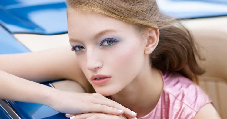 彩色睫毛膏讓夏日眼妝更輕盈繽紛。圖／RMK提供