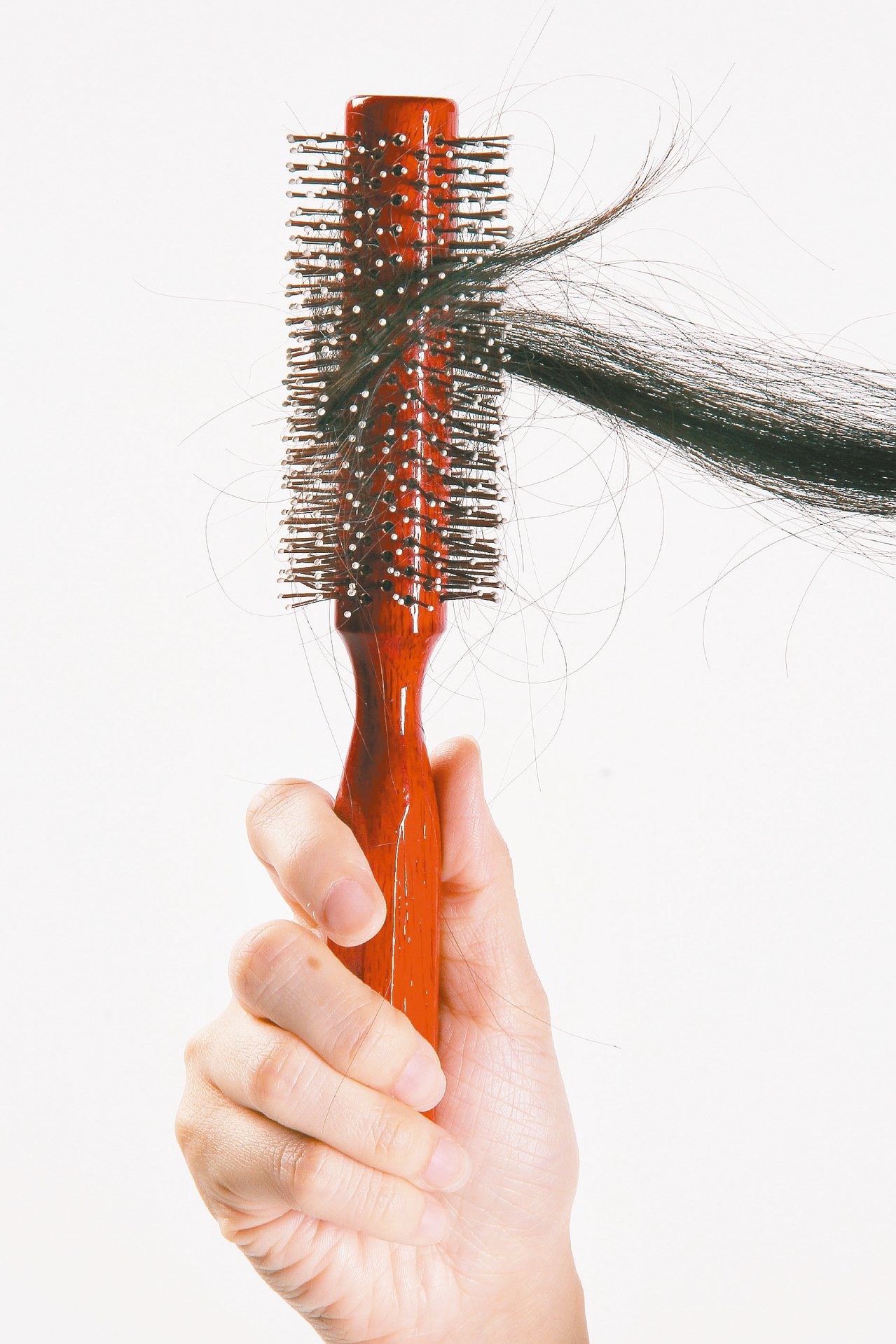 一名年近30的女性非常在意自己一頭長髮，只要多掉幾根頭髮，就焦慮不已，上皮膚科檢查頭皮已是家常便飯。