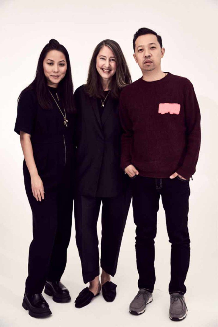 KENZO創意總監Humberto Leon(右)和Carol Lim(左)，與H&M設計總監Ann Sofie Johansson合影。圖／H&M提供