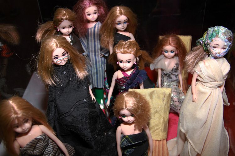 時尚設計師許艷玲昨天巡迴校園展出「蒂芬妮家族娃娃世界」。記者羅建旺／攝影