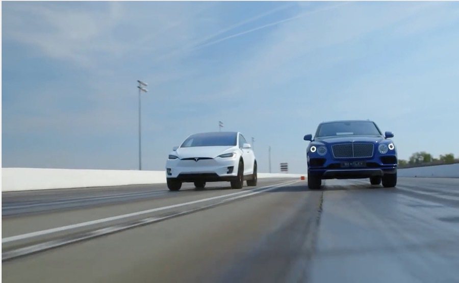 頂級豪華SUV與純電動力SUV的加速對決。 截自Motor Trend Channel影片