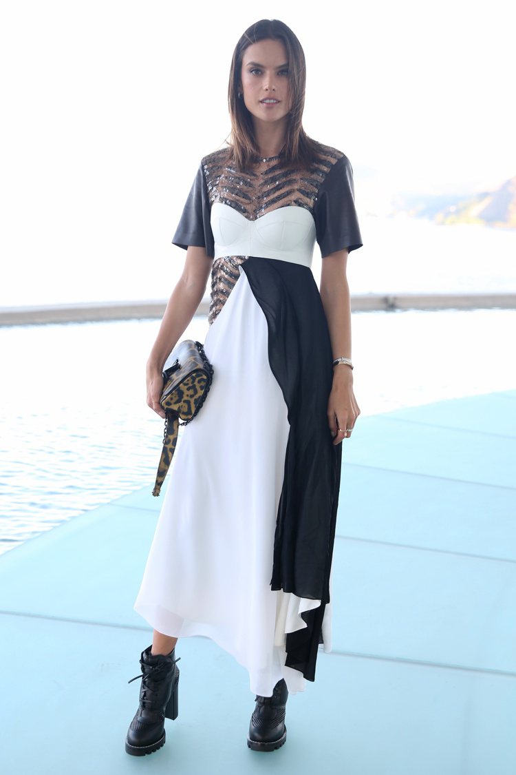 超模Alessandra Ambrosio以黑白拼接、鏤空設計裙裝出席LV 2017早春系列發表會。圖／Louis Vuitton提供