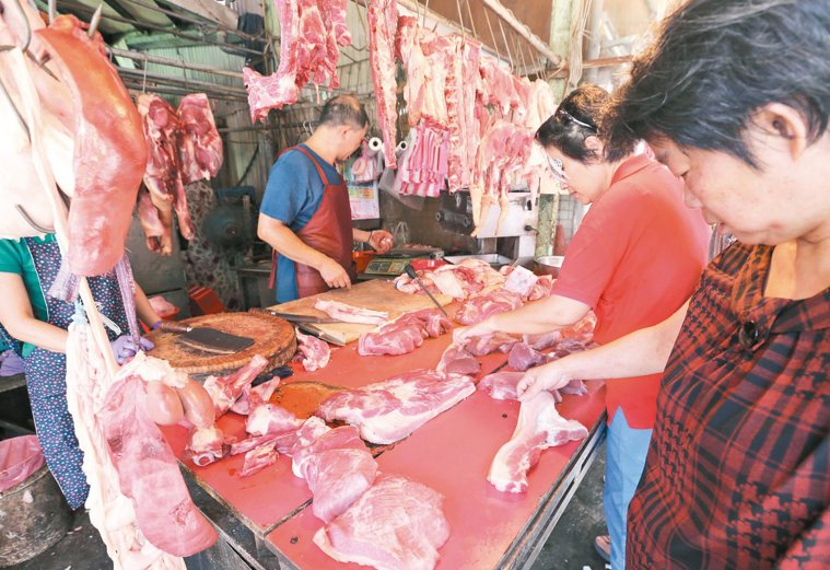 傳統市場的豬肉攤商。 記者林澔一／攝影