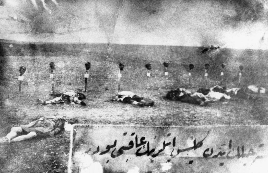 1915年屠殺資料照：在鄂圖曼帝國境內，被清洗而斬首曝屍的亞美尼亞人。  圖／美...