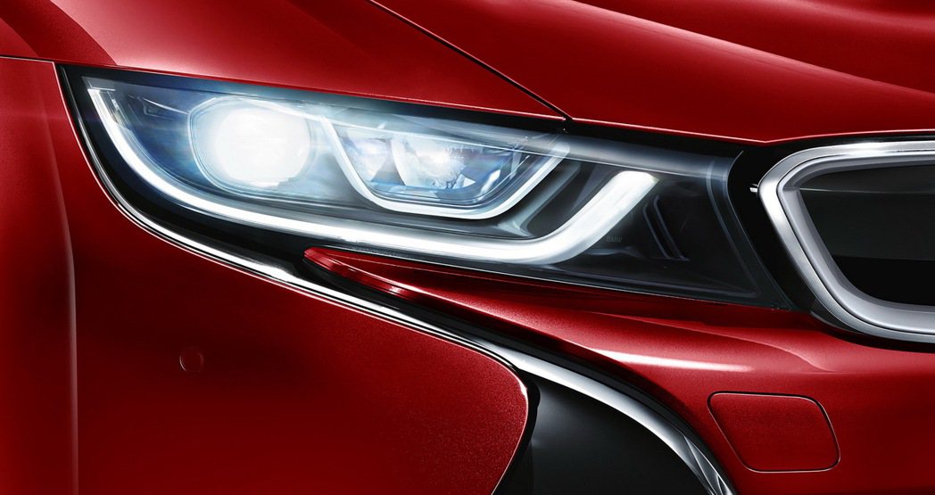 科技感十足的頭燈外型搭配上鮮紅配色，更加搶眼。 圖／BMW提供