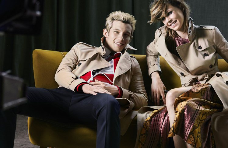 BURBERRY形象廣告中，Edie Campbell與Callum Turner呈現為最新螢幕情侶。圖／BURBERRY提供