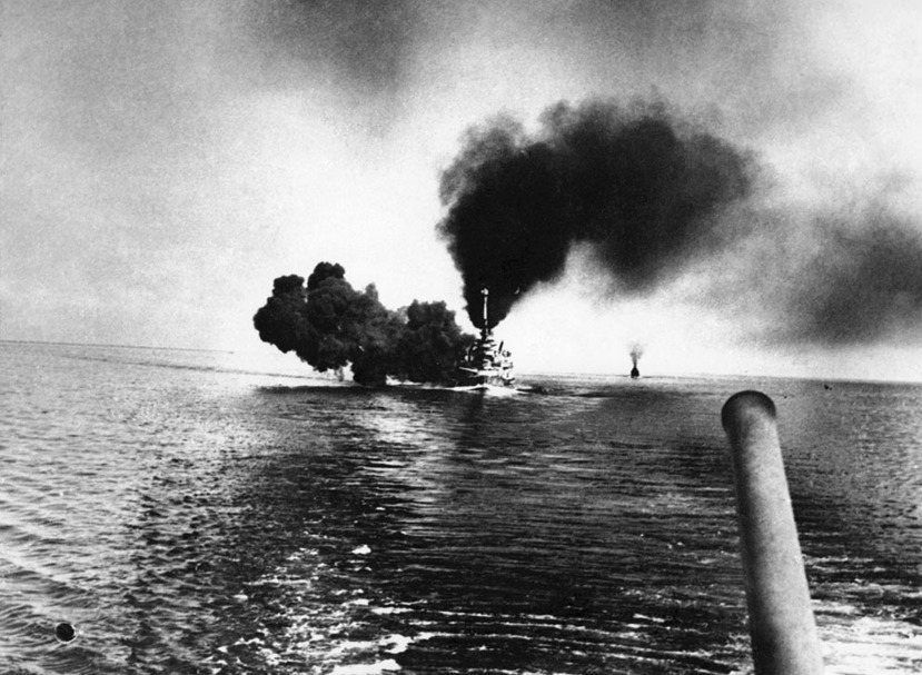 海戰中發動齊射的德國公海艦隊戰艦「什勒斯維希-霍爾斯坦號」（SMS Schles...