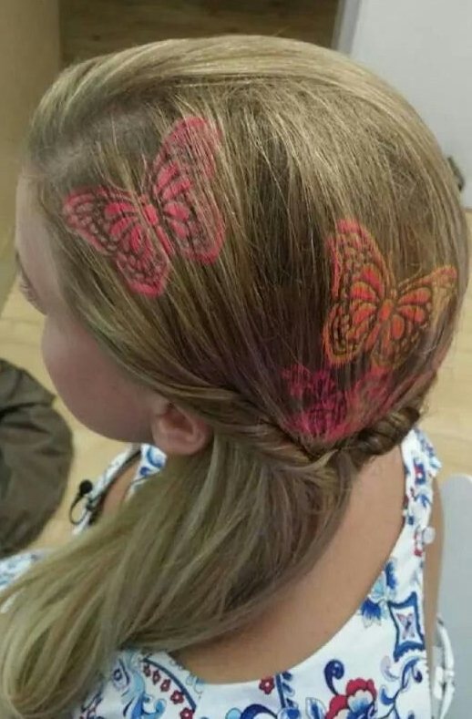 蝴蝶也可以搬到頭髮上啊，少女心燃爆。圖文：悅己網