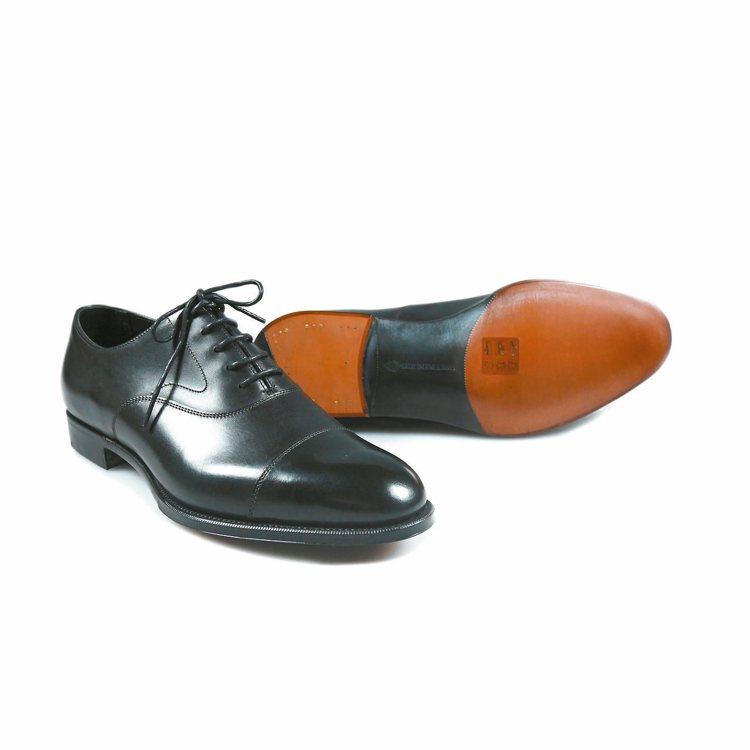 Edward Green黑色小牛皮橫飾牛津鞋，37000元。 圖／Oakroom提供