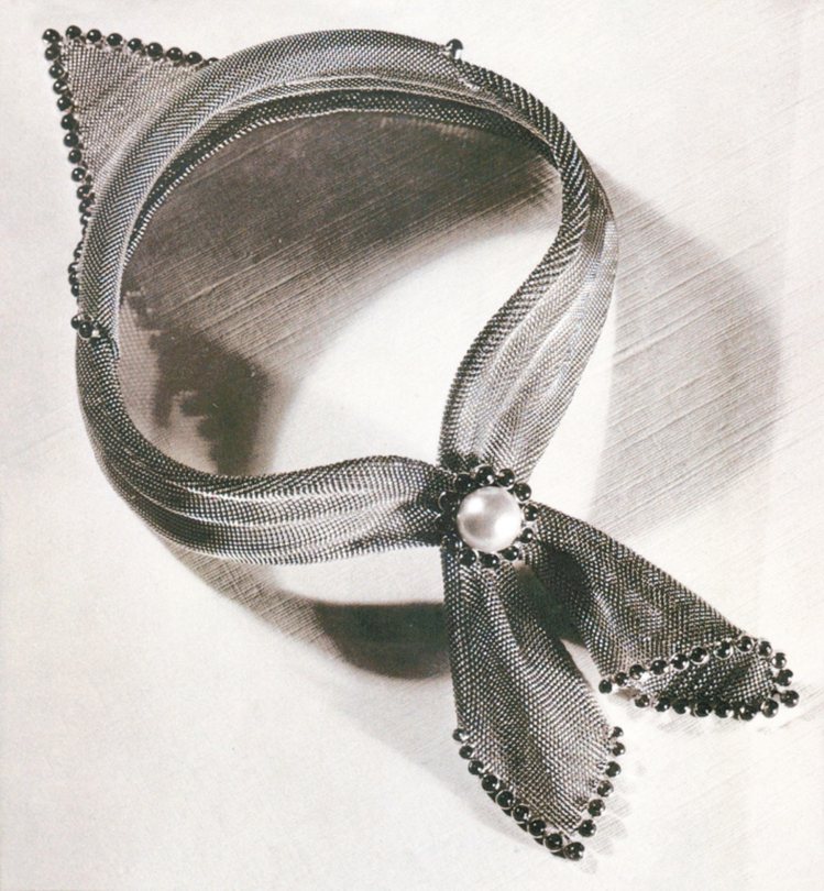 1953年由尚考克多設計、Boucheron製作的黃金材質珠寶領結。 圖／業者提供