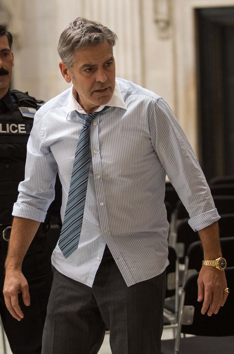 喬治庫隆尼（George Clooney）在電影「金錢怪獸」中配戴了OMEGA黃K金手上鍊超霸登月表系列。圖／Sony影業提供