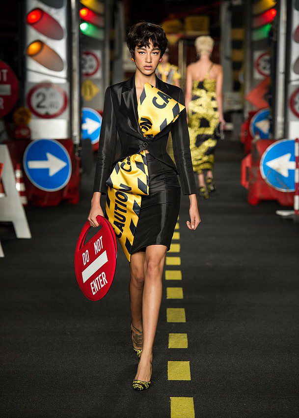 小S身上的洋裝來自鬼才設計師 Jeremy Scott 操刀的品牌 MOSCHINO 2016春夏系列。圖／達志影像