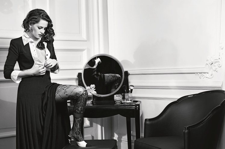 Kristen Stewart在Chanel的Paris in Rome Métiers d'Art系列中展示了自己最狂野的一面，包括蕾絲絲襪的一身服裝讓人聯想到典型的意大利尤物。盡管這已經是Kristen Stewart為Chanel拍攝的第五套廣告大片，但這也毫不影響這次廣告大片帶來的驚豔感。在接受《WWD》采訪時，Kristen Stewart說道：Karl Lagerfeld在廣告大片中顛覆了我的慣有風格，他總是能把一個人自己都未察覺的一面給發掘出來。圖文：悅己網