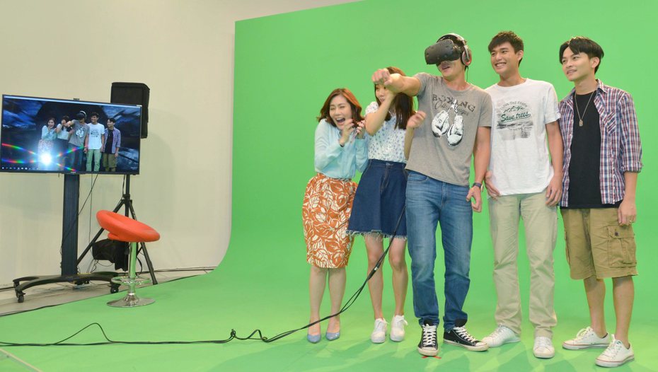 演員們現場戴上VR眼鏡體驗虛擬實境感受。圖／中天提供