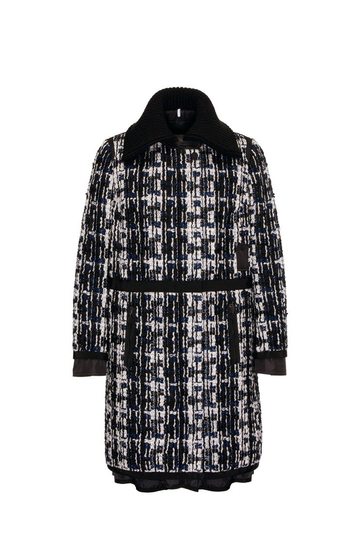 Moncler黑白幾何格紋毛料長版大衣，89,500元。圖／Moncler 提供