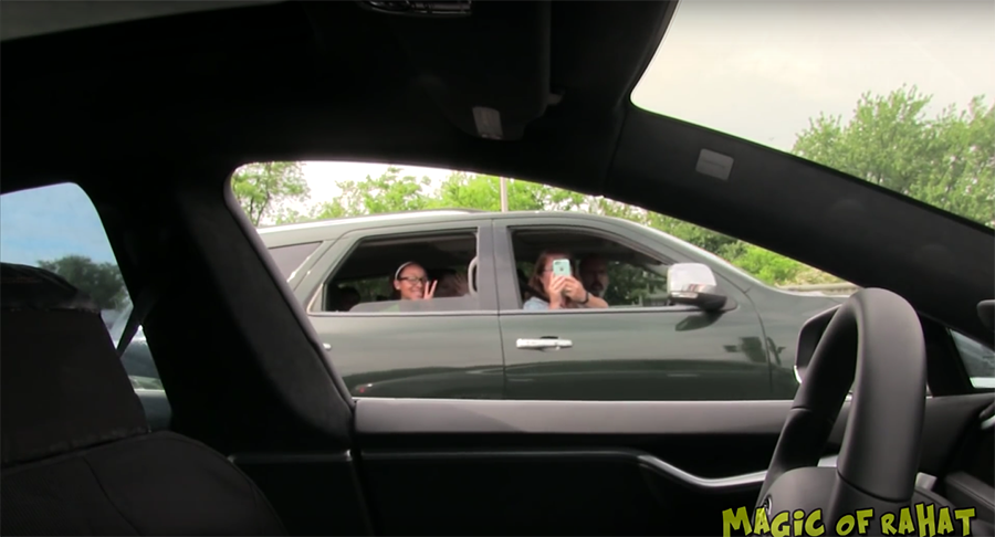 Tesla Model S在車內外都架設了攝影鏡頭，紀錄經過車輛內駕駛與乘客的表情與反應。 裁自MagicofRahat影片