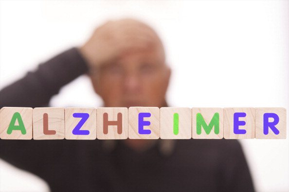 人到中年，健忘是正常，但若出現嚴重記憶問題徵兆，就要儘快就診，找出是否有阿茲海默症等失智症。（Getty Images）