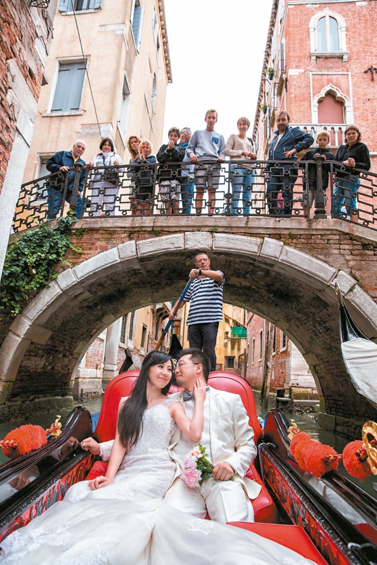 威尼斯最具代表性的貢多拉船，最適合濃情蜜意的新人拍婚紗照。 圖／黑焦耳海外婚紗婚...