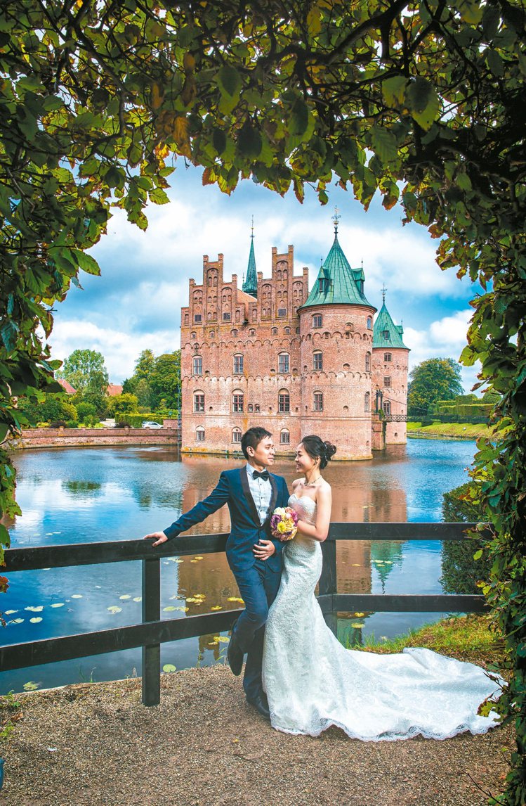 丹麥伊埃斯科城堡，童話風婚紗照是許多女孩的夢想。 圖／黑焦耳海外婚紗婚禮攝影工作室提供
