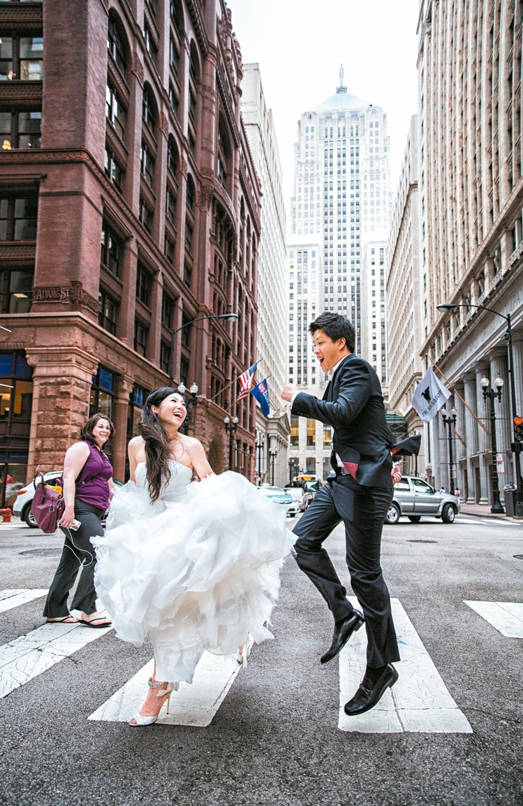 在美國拍婚紗照的新人偏好生活風格，彷彿兩人正奔向幸福的未來。 圖／黑焦耳海外婚紗婚禮攝影工作室提供