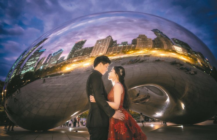 千禧公園裝置藝術「雲門」，映照出芝加哥的建築景觀，婚紗照同時結合了城市意象。 圖／黑焦耳海外婚紗婚禮攝影工作室提供